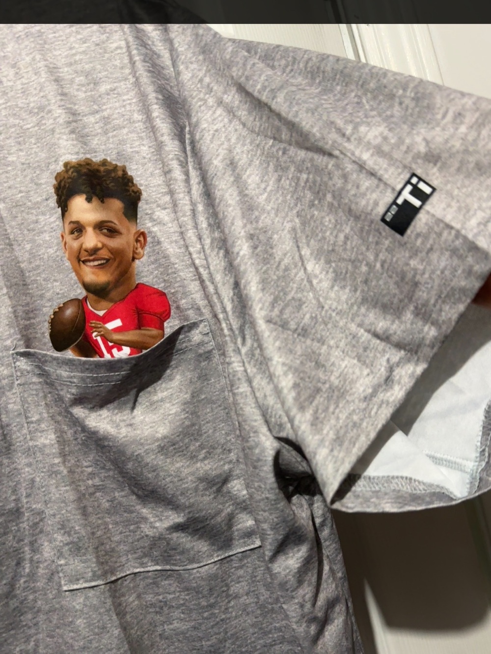 Mahomes in the pocket 2XL gray Kansas City Chiefs NFL Football Ti scrub top - Picture 5 of 9